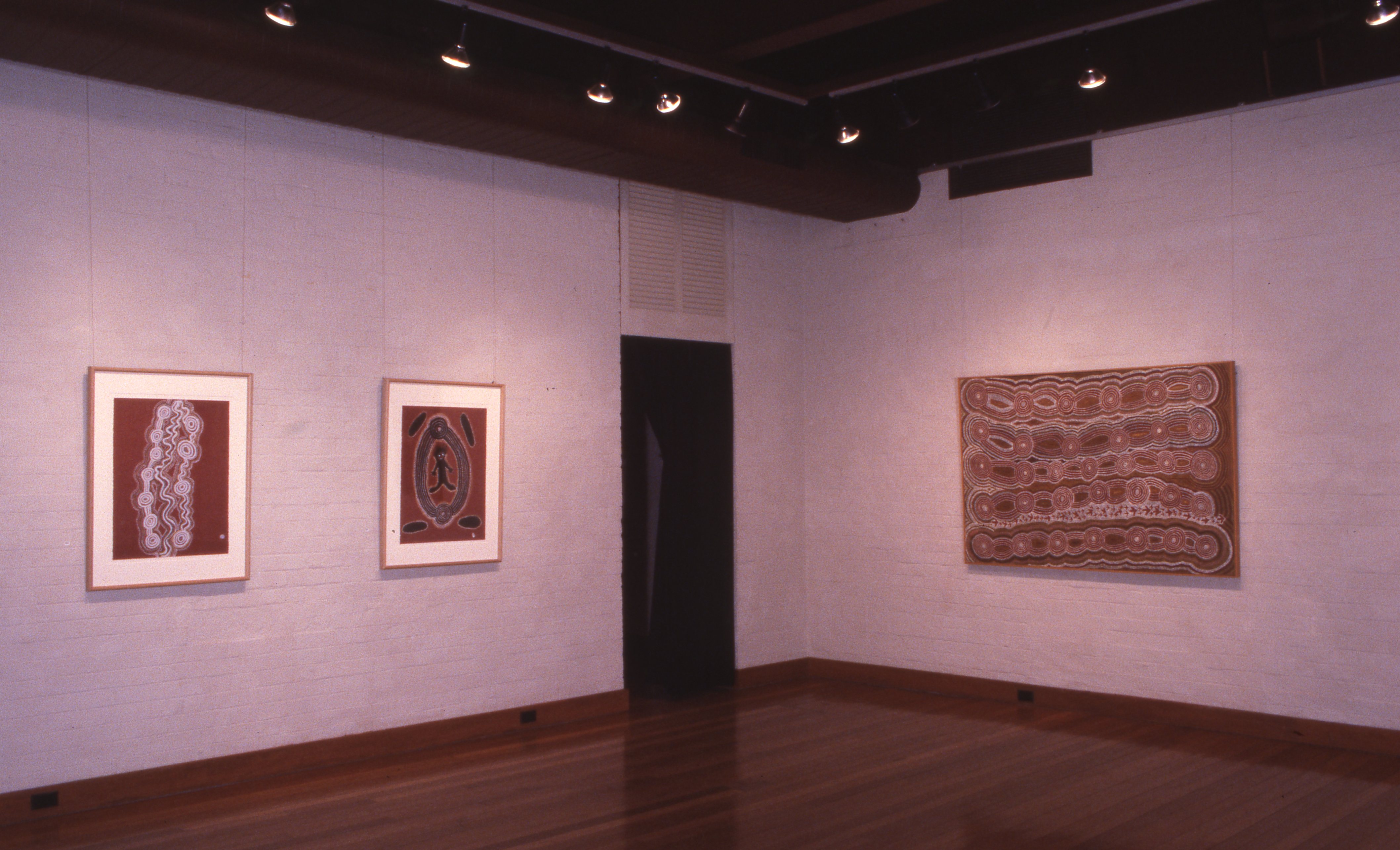idg_archive_1987_charlie_tjungurrayi_a_retrospective_exhibition_of_paintings_1970-1986_006_install.jpg